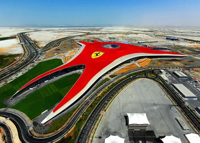  O Ferrari World demorou três anos para ser construído em uma região onde havia apenas areia