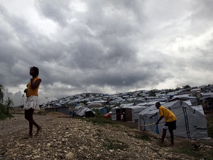  Residentes em acampamento para vítimas do terremoto de janeiro no Haiti continuavam com atividades habituais antes da chegada de Tomas; furacão perdeu força e se transformou em uma tempestade tropical após passar pelo país