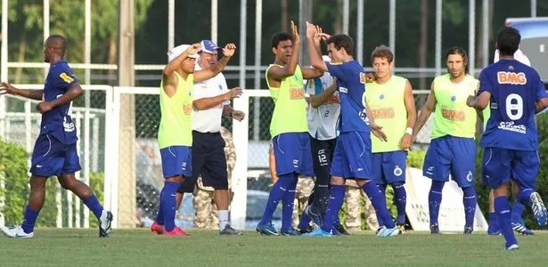  Jogadores do Cruzeiro comemoram com Thiago Ribeiro o gol diante do Vitória