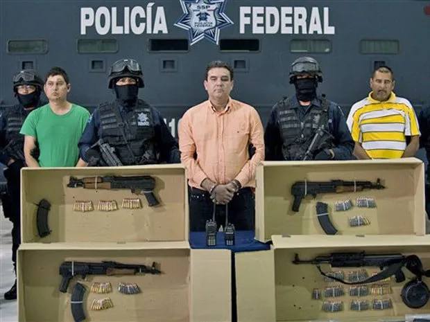  Manuel Fernandez Valencia (centro) e demais membros do cartel Sinaloa são apresentados pela polícia no México 