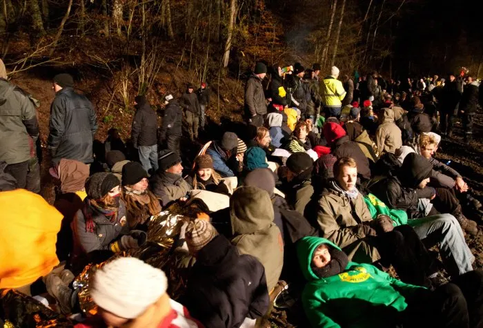  Manifestantes deitam nos trilhos do trem para bloquear a passagem de comboio nuclear que vai a Gorleben, na Alemanha