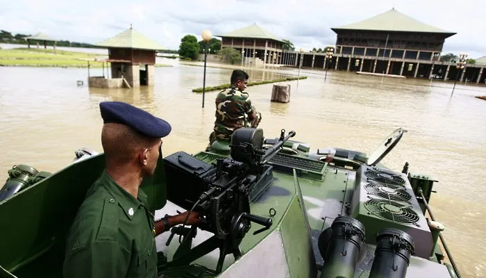  Soldados usaram tanques para acessar áreas alagadas da região do Parlamento do Sri Lanka