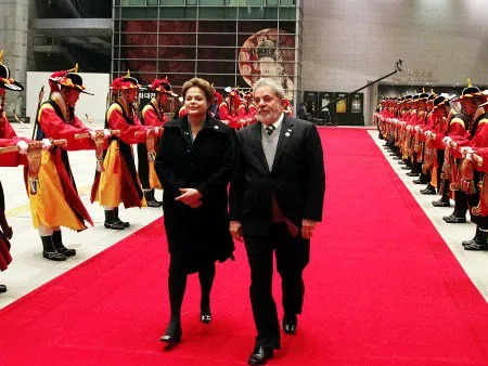  Dilma volta ao trabalho em Brasília após acompanhar o presidente Lula na reunião da cúpula do G-20, na Coreia do Sul (foto)