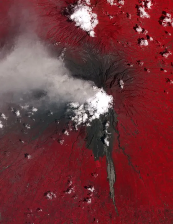  A foto mostra o fluxo de lava ao longo do Rio Gendol, ao sul do monte