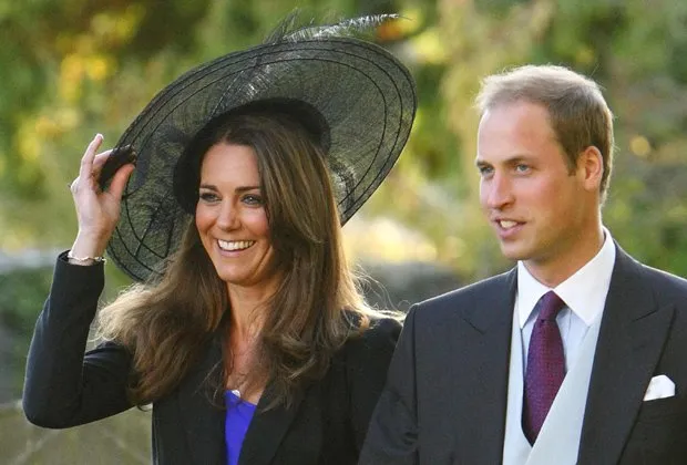  Kate Middleton e o príncipe William deixam casamento de amigos em Northleach, na Inglaterra, em 23 de outubro