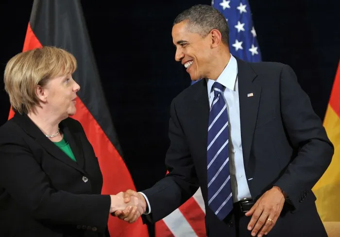  Presidente Obama comprimenta chanceler Angela Merkel durante reunião recente do G20 em Seul