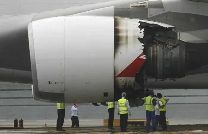 Técnicos inspecionam turbina que explodiu durante voo com Airbus A380 da empresa australiana Qantas