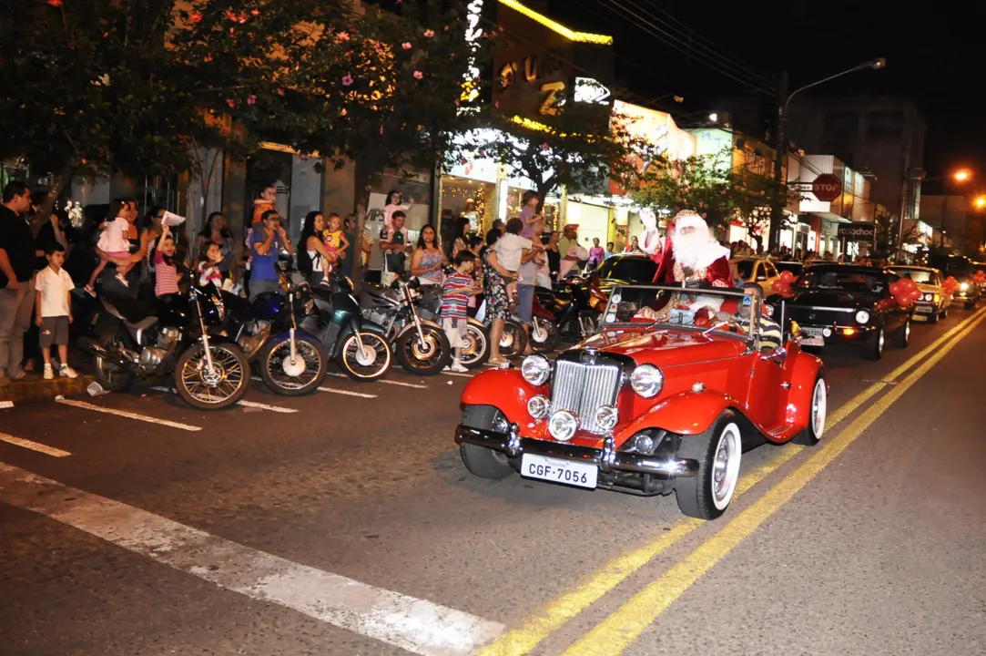 Comitiva do Papai Noel saiu em carreata pela Avenida Curitiba