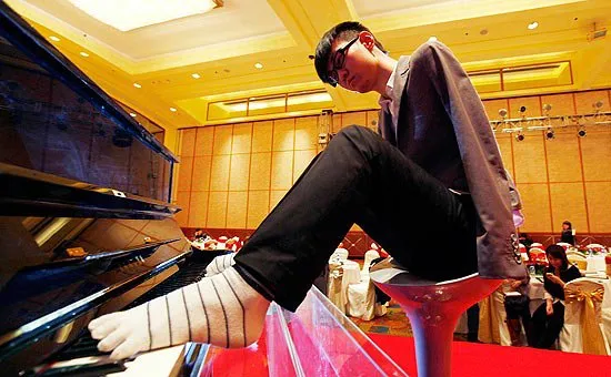 O pianista chinês Liu Wei, que perdeu os dois braços aos 10 anos de idade, vai fazer sua primeira turnê mundial
