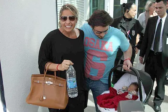  Adriane Galisteu saindo do hospital com seu marido, Alexandre Iódice, e o filho Vittorio