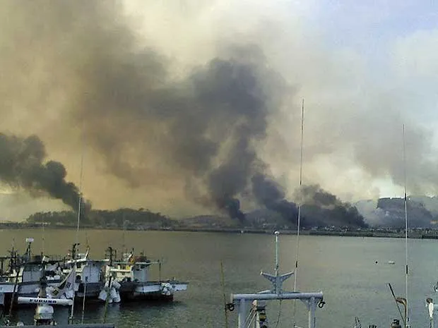  Fumaça na ilha de Yeongpyeong, de cerca de 1.300 habitantes