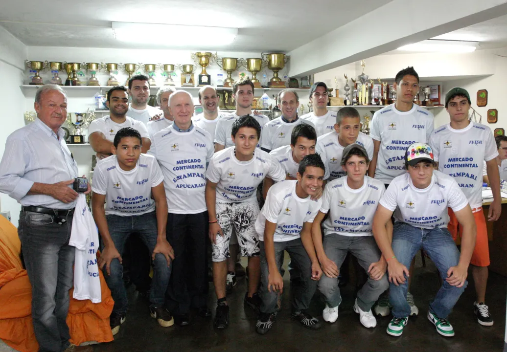 Jornalista Penharbel e Waldemar Garcia com o pessoal do Futsal sub-17