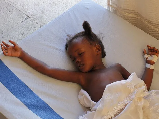  Criança haitiana recebe tratamento em hospital de campanha da organização Médico sem Fronteiras, em Porto Príncipe, nesta quarta-feira 