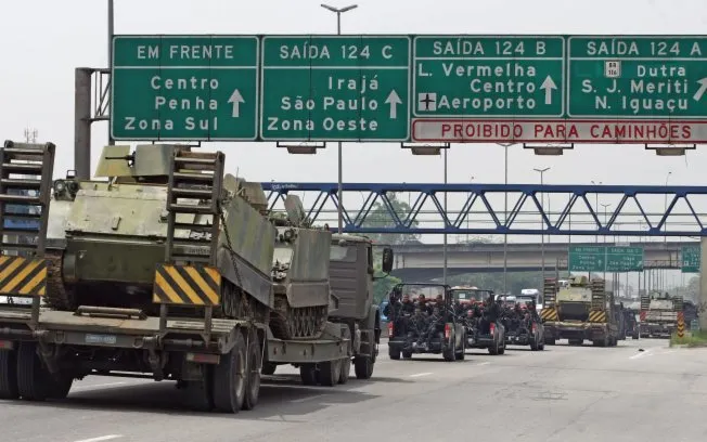  Veículos blindados são levados por policiais do Batalão de Operações Especiais (BOPE) ao Complexo de Favelas da Vila Cruzeiro, no Rio