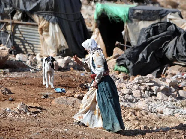  Mulher palestina caminha por área em que casa foram destruídas pelo Exército de Israel, na Cisjordânia
