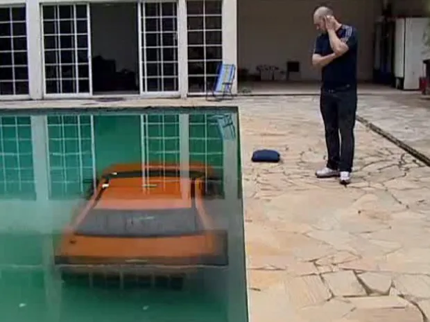  Passageiro Amazonas Santos olha para o táxi dentro da piscina de sua casa