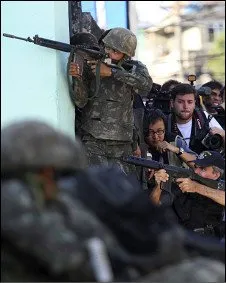  Policiais e Militares se preparam para invadir Complexo do Alemão