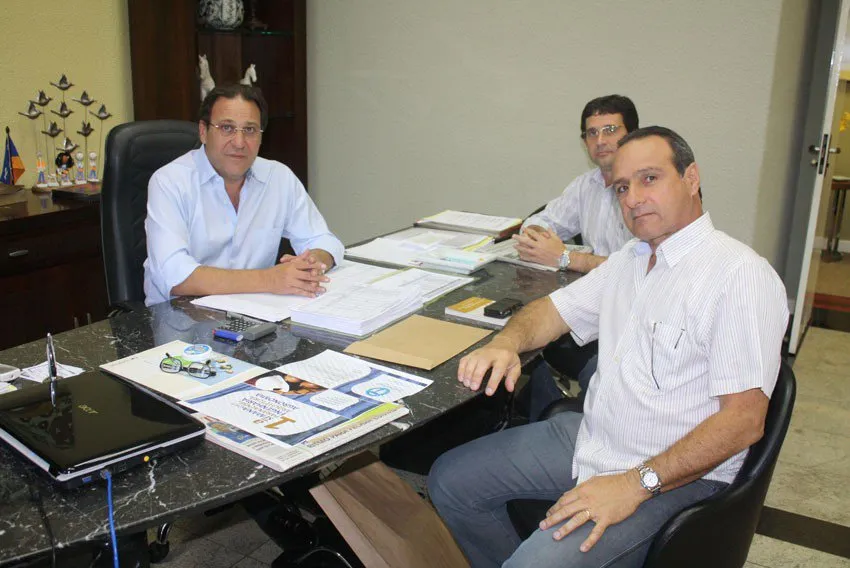 Prefeito de Arapongas, Beto Pugliese, com representantes do Crea: cidade vai sediar evento da entidade nesta semana