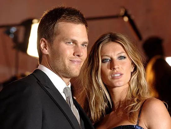  Gisele Bündchen ao lado de seu marido, Tom Brady, que está ficando careca, segundo blogueiro americano