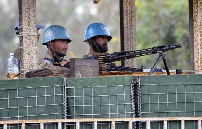  Soldados de paz da ONU ficam em alerta durante manisfestação contra demora no resultado das eleições; país fechou fronteiras