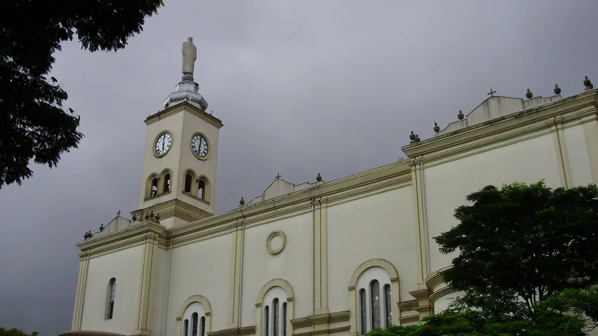 Torre da Catedral de Apucarana: referencial e imponência 