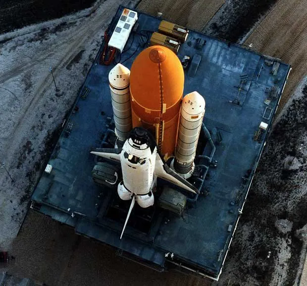  Ônibus espacial Discovery é transportado para plataforma de lançamento.