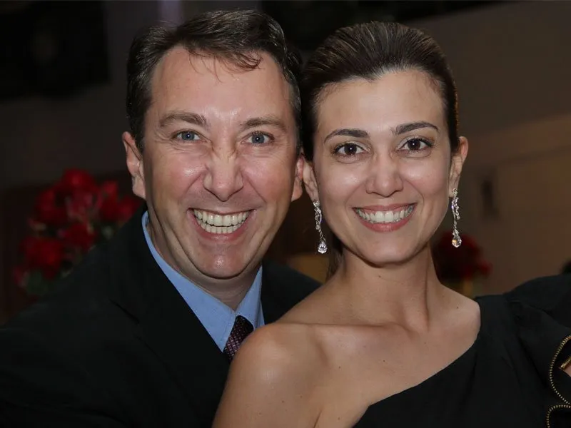  O cirurgião plástico Romualdo Rodrigues Froes Filho e a esposa Solange Cristina de Lima Froes esbanjaram alegria no Jantar da Unimed. Lógico, não passaram despercebidos 