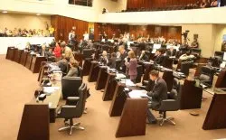  A sessão ordinária da Assembleia foi transformada em Comissão Geral, o que possibilitava a votação de possíveis emendas 