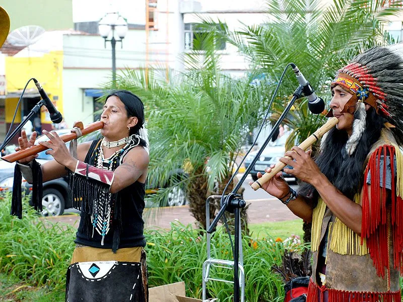 Índios do Equador ganham a vida com música em Apucarana