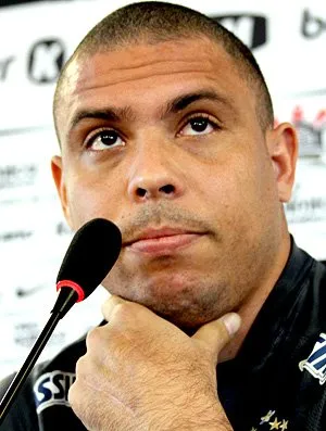  O atacante Ronaldo, do Corinthians, anunciou
