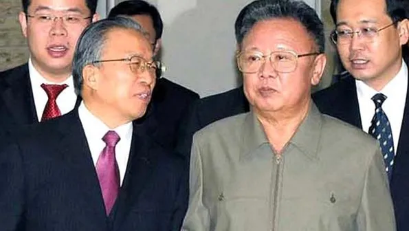 Dai Bingguo e Kim Jong-Il, ambos à frente, na saída da reunião desta quinta