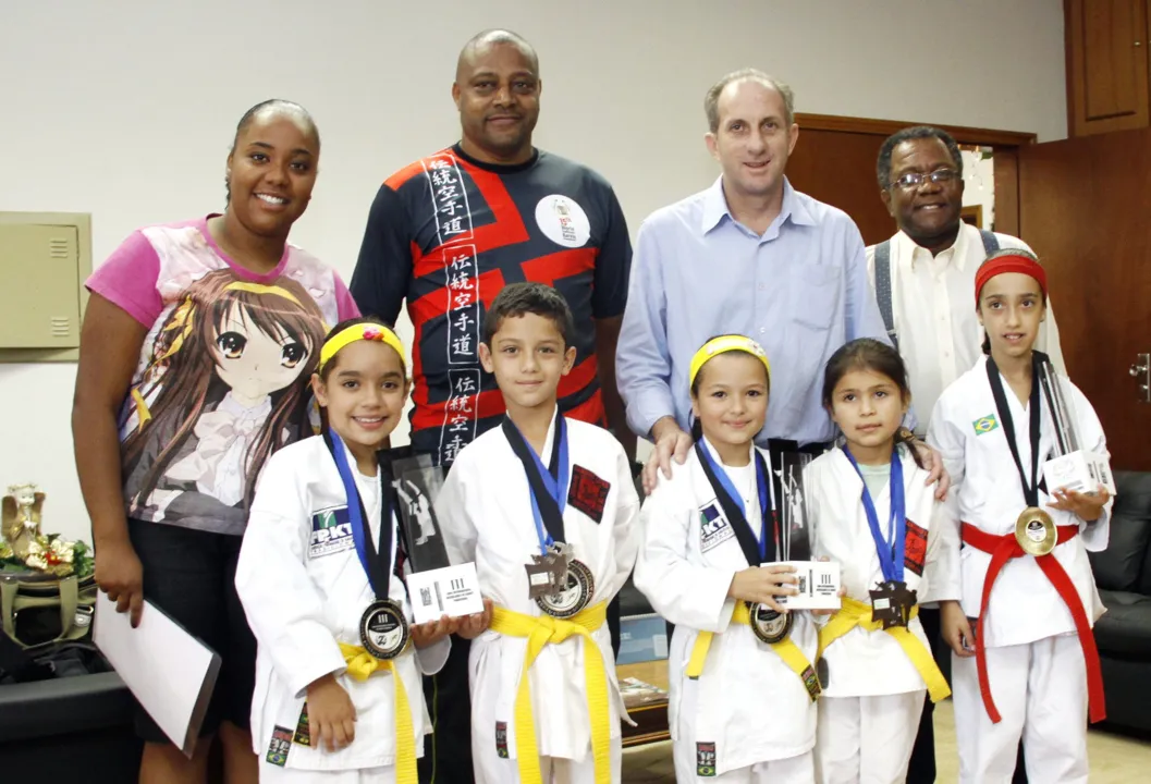  Atletas de Apucarana agradeceram o prefeito João Carlos pelo apoio dado ao esporte ao longo de 2010 