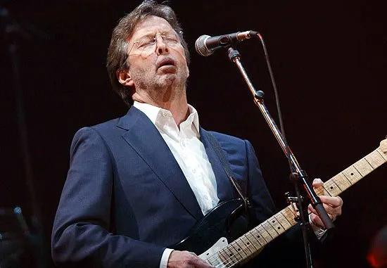  O músico Eric Clapton, que vai leiloar 70 guitarras em prol de clínica de reabilitação, durante show na Inglaterra