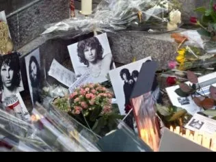  Túmulo de Jim Morrison no cemitério Père-Lachaise em Paris, na França