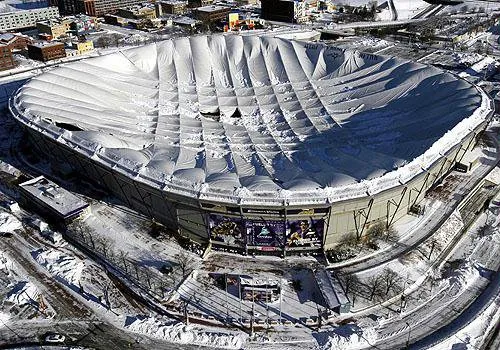 Imagem mostra neve acumulada no teto e ao redor do estádio