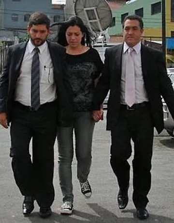 Enfermeira Kátia Aragaki acompanda por seus advogados
