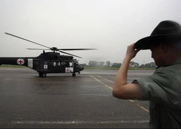Helicóptero do Exército brasileiro se prepara para decolagem em base militar 