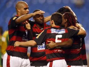 Flamengo, que esteve com dois a mais durante parte do segundo tempo, chegou a liderança no grupo A