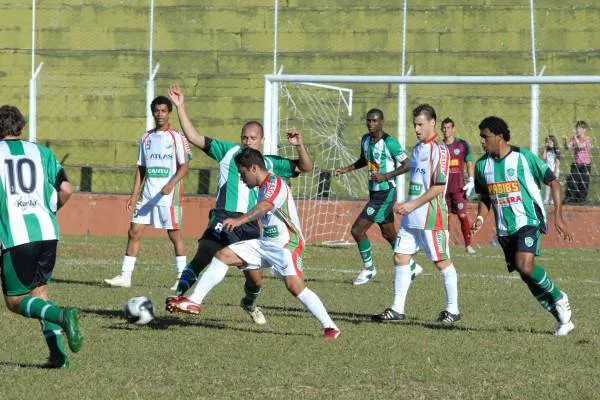 O Arapongas Esporte Clube goleou a seleção amadora de Peabiru por 4 a 0