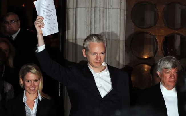  Assange comemora libertação ao deixar tribunal em Londres, na Inglaterra