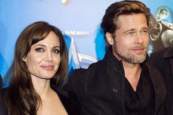 Angelina Jolie com Brad Pitt em Paris, onde ele lançou o filme "Megamente" e ela divulgou "O Turista"