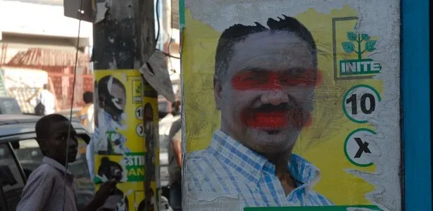  Cartazes pichados do candidato de situação, Jude Celestín. Há inúmeras acusações de fraude nas eleições presidenciais do Haiti e onda de protestos atinge o país desde o início de dezembro 