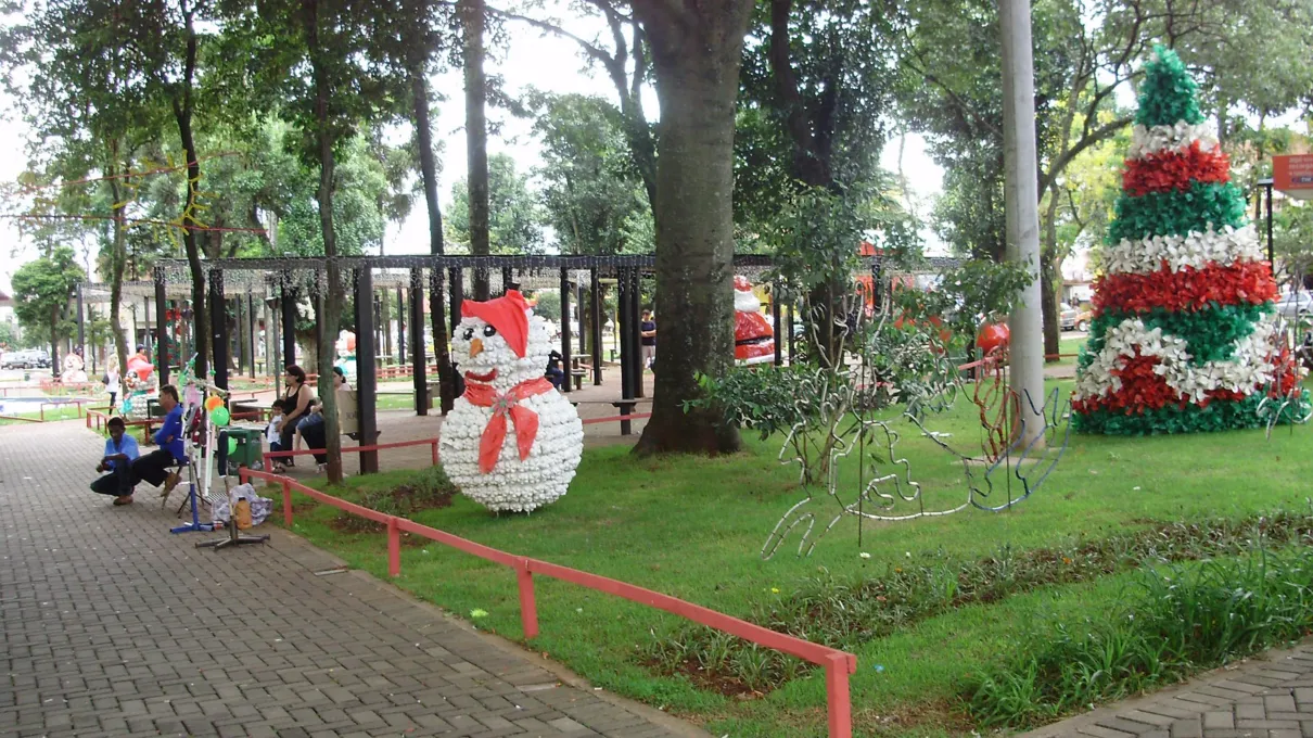 Decoração natalina na Praça do Redondo, em Apucarana