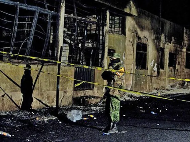  Soldado mexicano guarda entrada de oleoduto