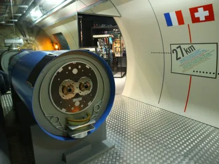  Localizado em um túnel subterrâneo de 27 km de extensão sob a fronteira entre a França e a Suíça, o LHC começou a processar partículas em novembro