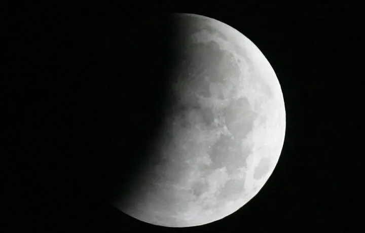  A sombra da Terra avança sobre a Lua no eclipse visto do estado americano de Dallas, nos EUA