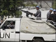 Membros da força de paz da ONU patrulham ruas de Abidjan