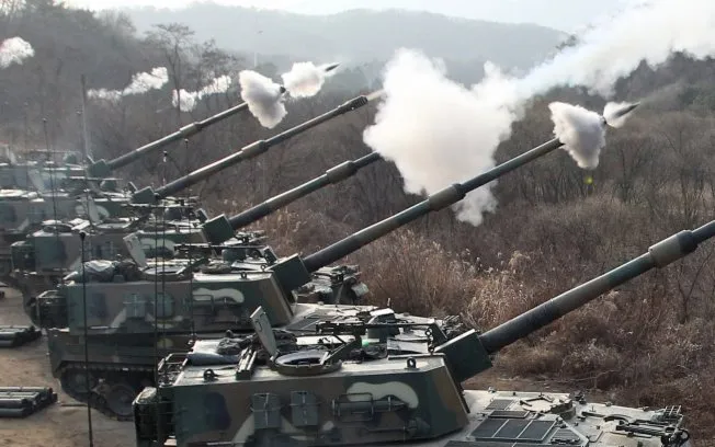  Tanques sul-coreanos disparam munição real durante o maior exercício conjunto entre as forças terrestres e aéreas da Coreia do Sul