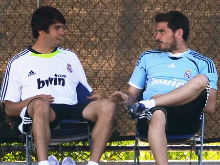  Kaká (esq.) conversa com o goleiro Casillas durante treino do Real Madrid