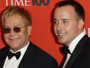  O cantor Elton John junto com seu companheiro David Furnish